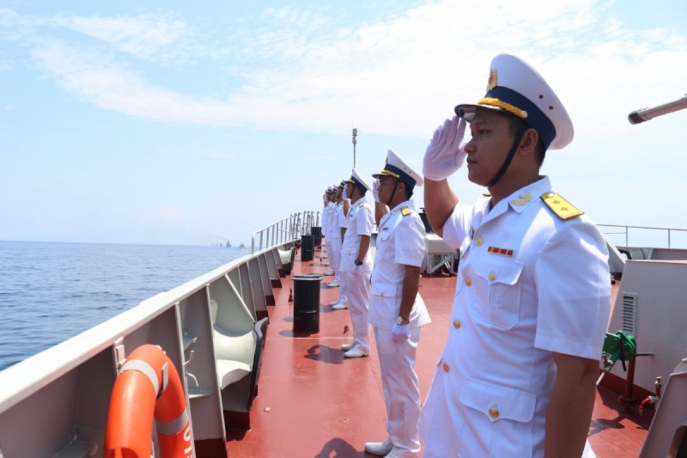 Tàu 015-Trần Hưng Đạo tham gia Lễ duyệt binh tàu Hải quân các nước ASEAN - Ảnh 1.