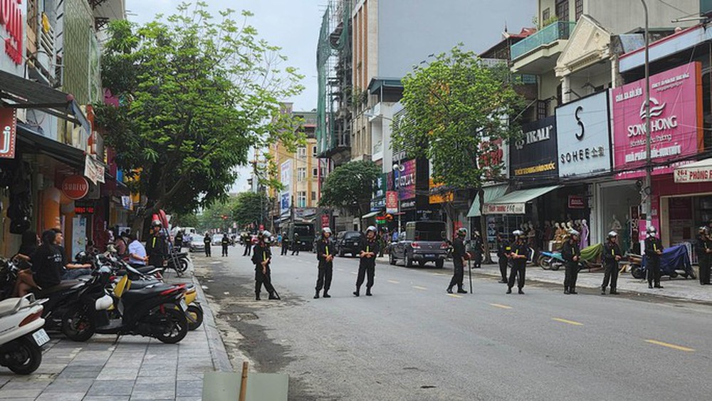 Hàng chục cảnh sát xuất hiện trước nhà trùm giang hồ Tuấn thần đèn ở Thanh Hóa - Ảnh 2.