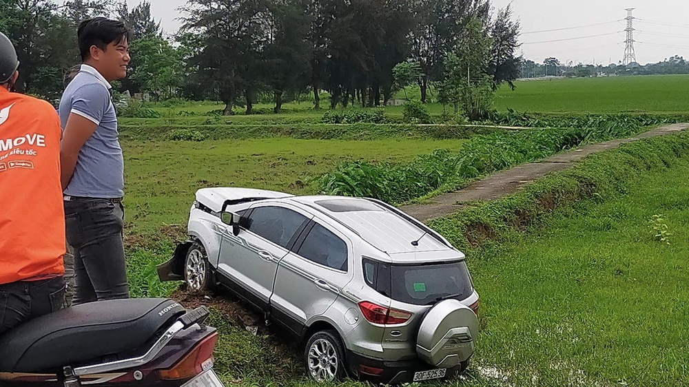 Đằng sau những bức ảnh TNGT: Ford Ecosport lao xuống ruộng, vỡ đầu, bung túi khí - Ảnh 4.