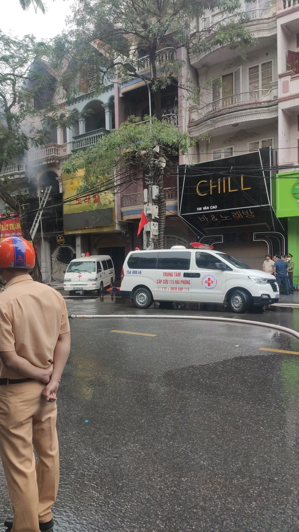 Clip: Cháy quán bar ở Hải Phòng, 1 nạn nhân kịp trèo lên mái nhà thoát nạn