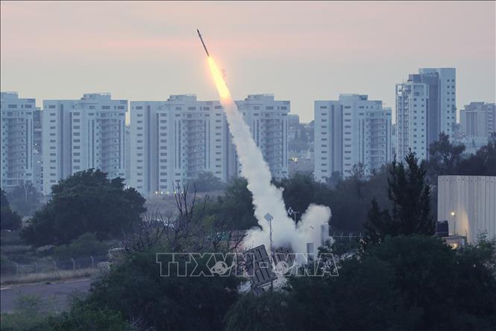 Hàng chục quả rocket phóng sang lãnh thổ Israel - Ảnh 1.