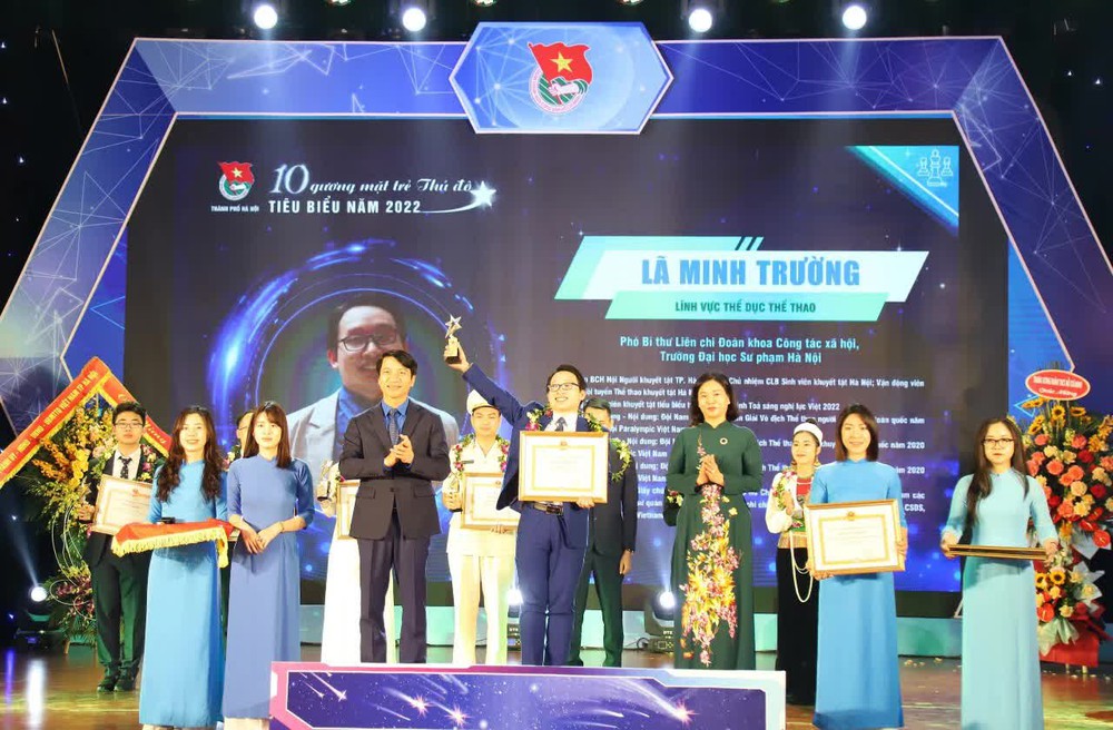 Chàng trai khiếm thị vượt mặc cảm, trở thành người truyền cảm hứng cho những số phận không may mắn