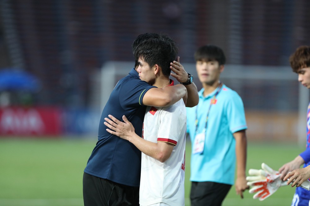 Ngôi sao U22 Việt Nam khóc rưng rức sau thất bại nuối tiếc tại SEA Games 32 - Ảnh 5.