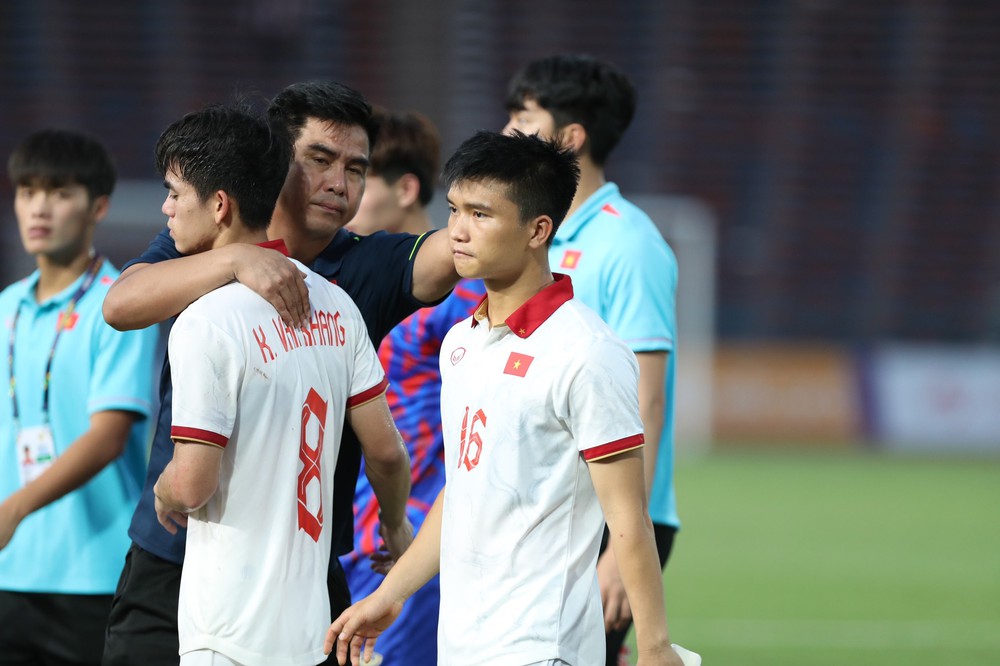 Ngôi sao U22 Việt Nam khóc rưng rức sau thất bại nuối tiếc tại SEA Games 32 - Ảnh 1.