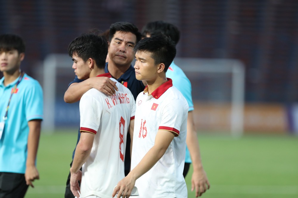 Ngôi sao U22 Việt Nam khóc rưng rức sau thất bại nuối tiếc tại SEA Games 32 - Ảnh 13.
