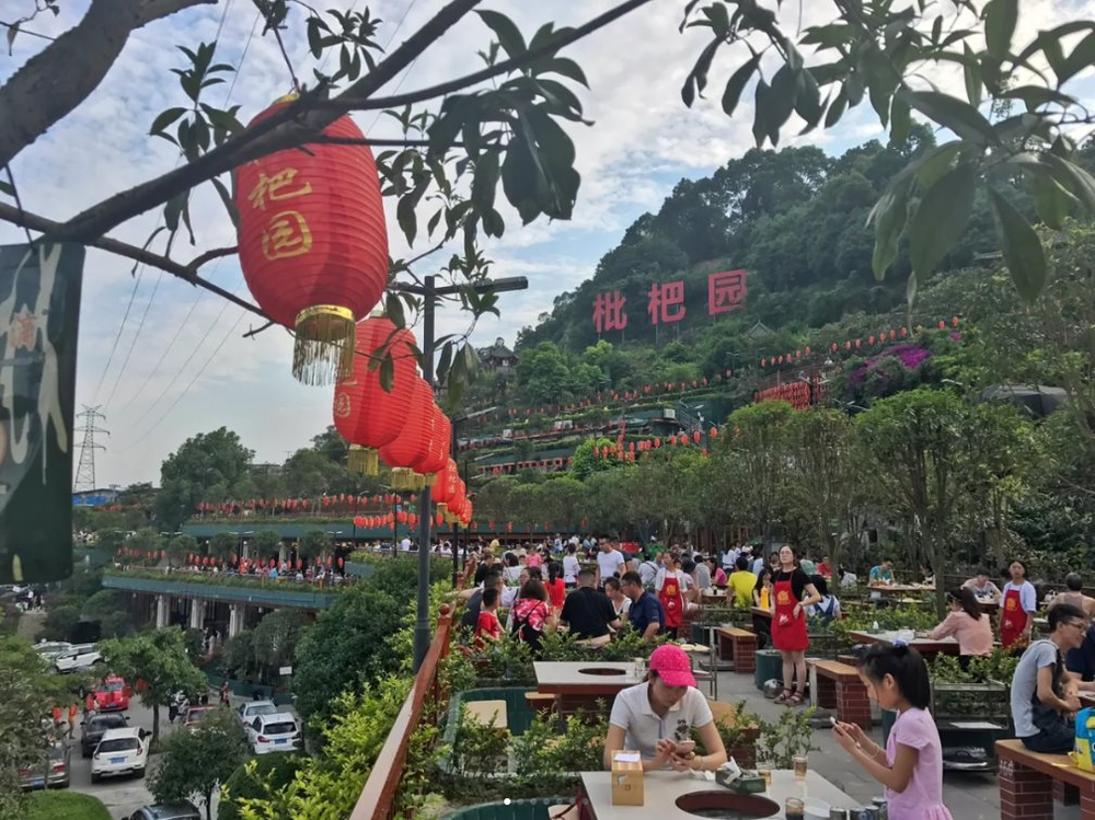 Ngỡ ngàng nhà hàng lẩu lớn nhất thế giới tại Trung Quốc: Chiếm gọn ngọn đồi phục vụ gần 6.000 người, tìm chỗ giữa 800 bàn là cả thử thách, khách than ‘ăn xong xuống bãi xe đã đói’ - Ảnh 5.