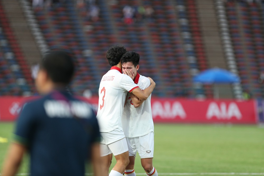Ngôi sao U22 Việt Nam khóc rưng rức sau thất bại nuối tiếc tại SEA Games 32 - Ảnh 12.