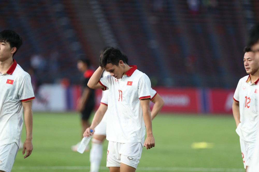 Ngôi sao U22 Việt Nam khóc rưng rức sau thất bại nuối tiếc tại SEA Games 32 - Ảnh 9.