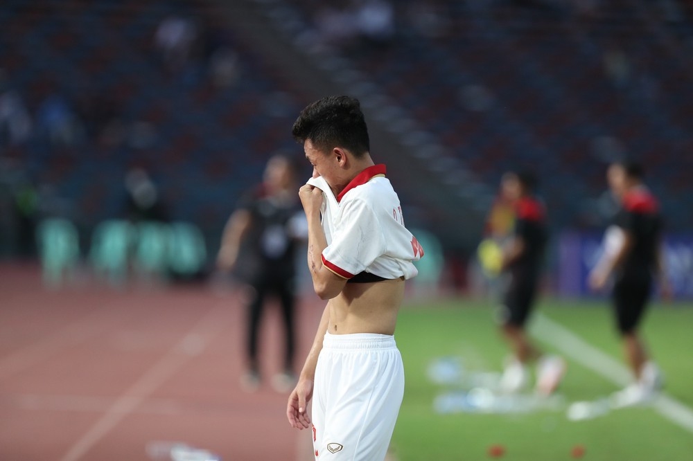 Ngôi sao U22 Việt Nam khóc rưng rức sau thất bại nuối tiếc tại SEA Games 32 - Ảnh 7.