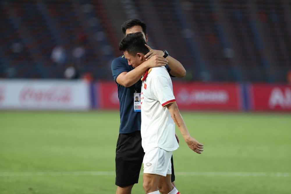 Ngôi sao U22 Việt Nam khóc rưng rức sau thất bại nuối tiếc tại SEA Games 32 - Ảnh 6.