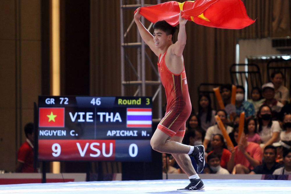 Liên tục nhấc bổng đối thủ Thái Lan, võ sĩ Việt Nam giành HCV SEA Games dễ như ăn kẹo - Ảnh 4.