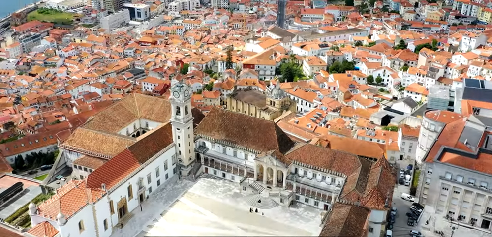 Vẻ đẹp ngôi trường đại học lâu đời nhất Bồ Đào Nha - Ảnh 1.