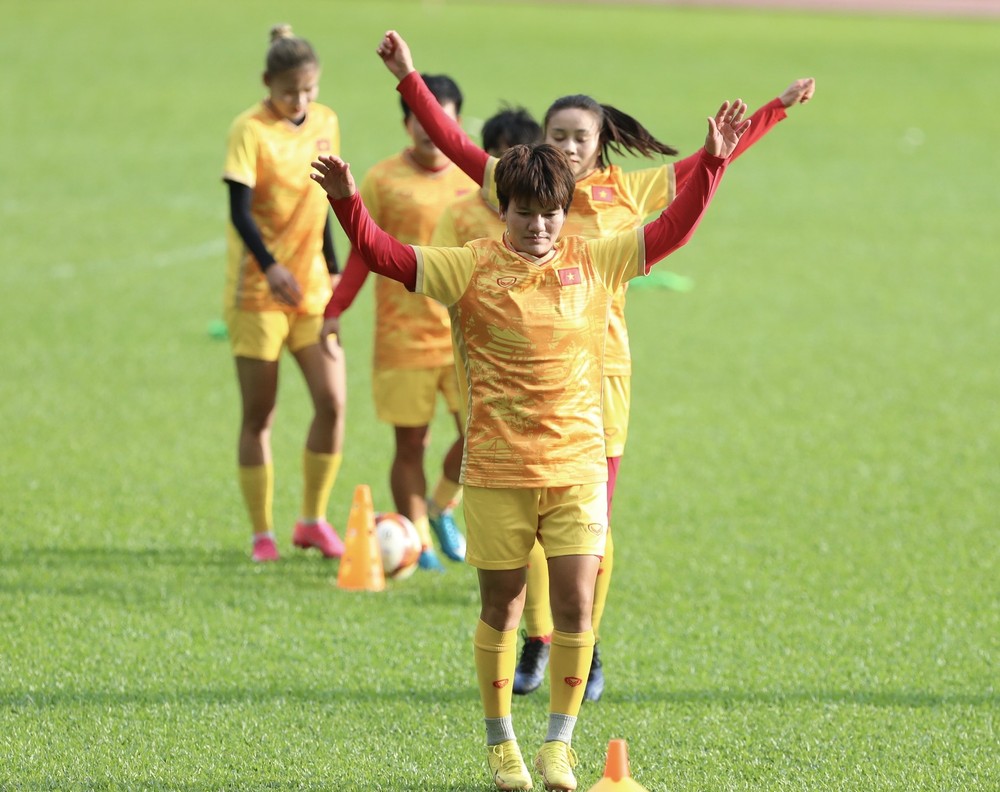 Đội tuyển nữ cười thả phanh trước trận chung kết SEA Games 32 - Ảnh 1.