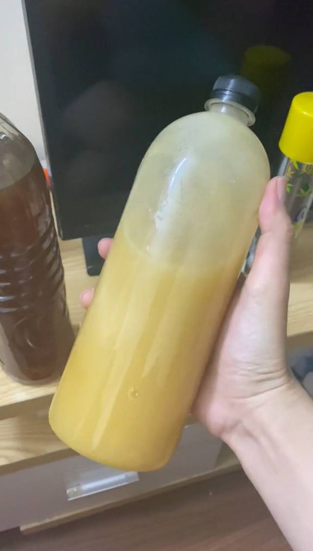 Mật ong của con trai bà Tân có màu sắc kỳ lạ, bên ngoài sủi bọt khiến bao khách hàng hoang mang
