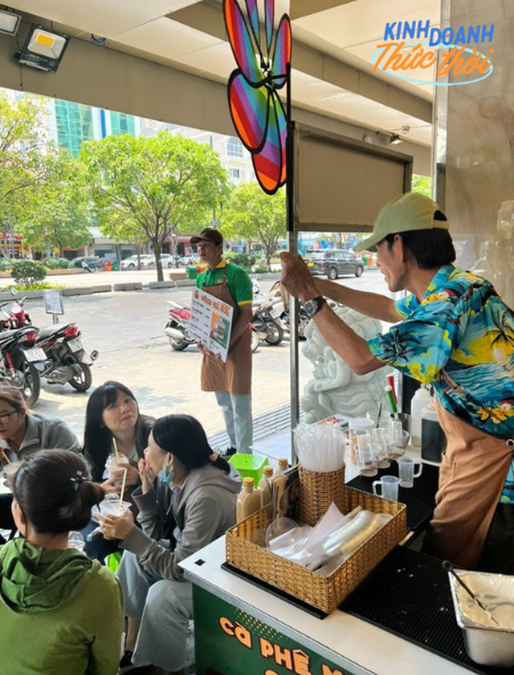 Khởi nghiệp cà phê muối ở độ tuổi gần 60, bí quyết thành công mà chú Long muốn nói với người trẻ là gì?