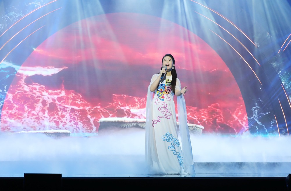 Ca sĩ Đinh Trang gây ấn tượng mạnh trong đêm nhạc Mạch nguồn Ví, Giặm - Ảnh 3.