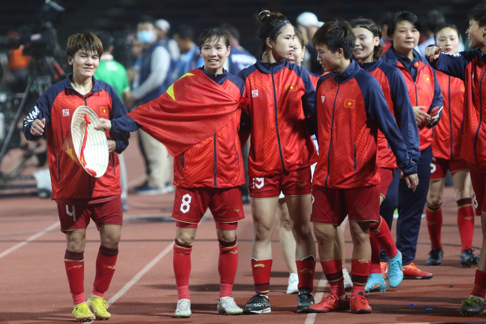 Huỳnh Như đội chiếc nón lá đặc biệt, ăn mừng cực đáng yêu sau chức vô địch SEA Games - Ảnh 4.