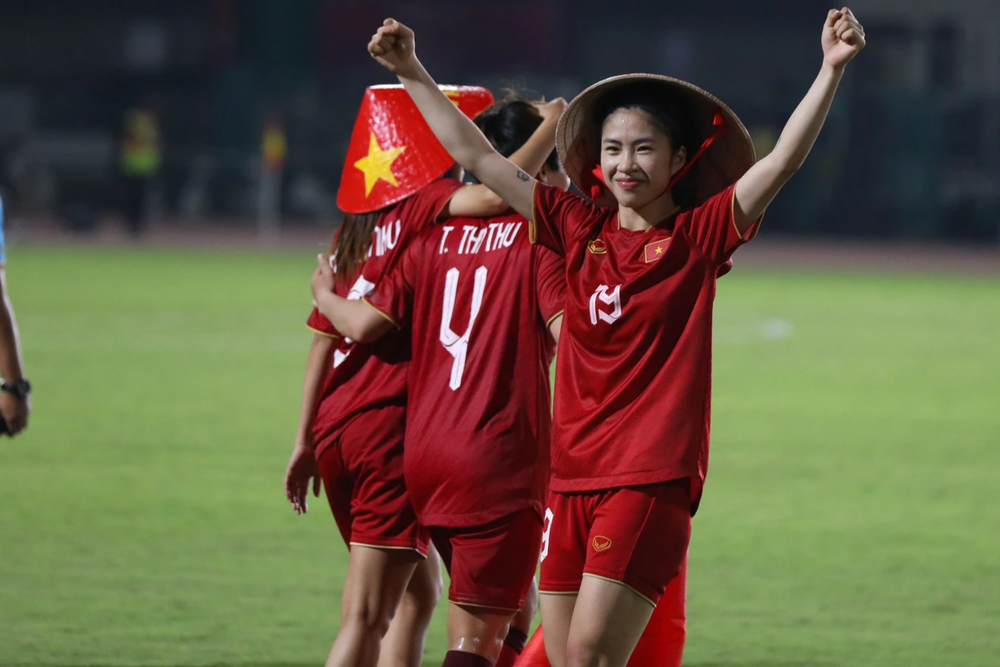 Huỳnh Như đội chiếc nón lá đặc biệt, ăn mừng cực đáng yêu sau chức vô địch SEA Games - Ảnh 3.