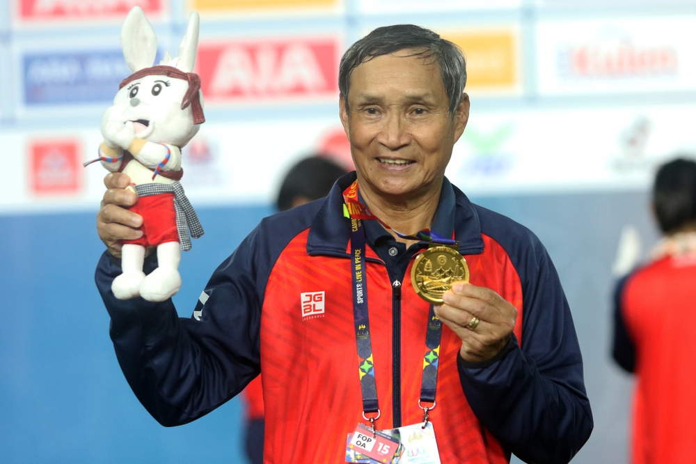 Huỳnh Như đội chiếc nón lá đặc biệt, ăn mừng cực đáng yêu sau chức vô địch SEA Games - Ảnh 9.