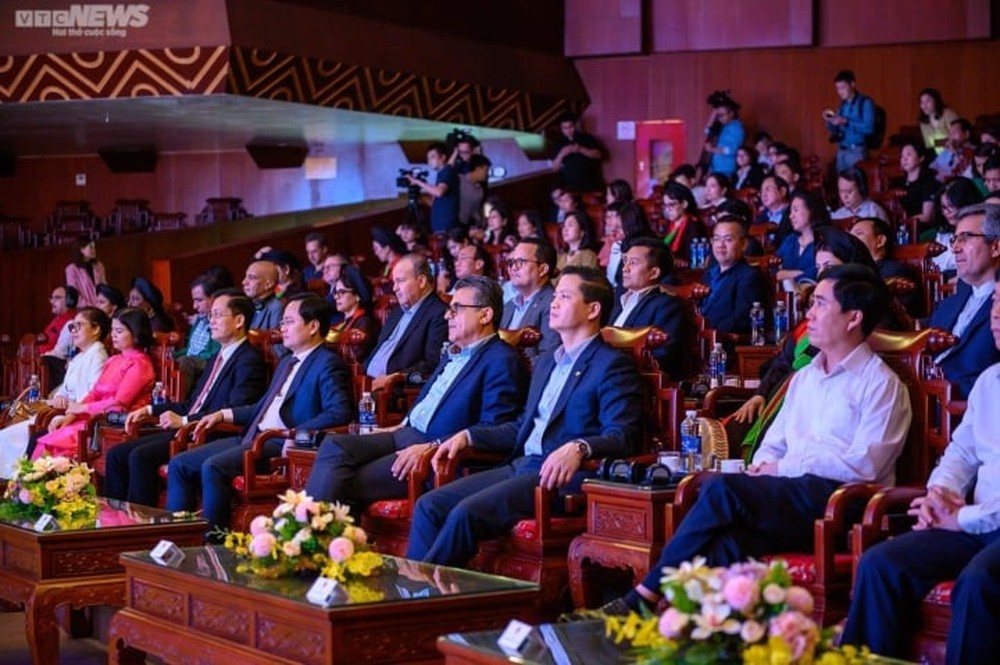 Bên trong khán phòng nhà hát có 341 ghế Đồng Kỵ gây tranh cãi ở Bắc Ninh - Ảnh 13.