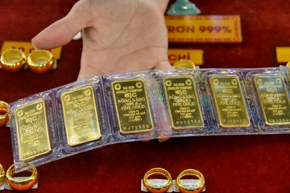 Giá vàng trong nước đi ngang, cao hơn giá thế giới 9,89 triệu đồng/lượng - Ảnh 1.