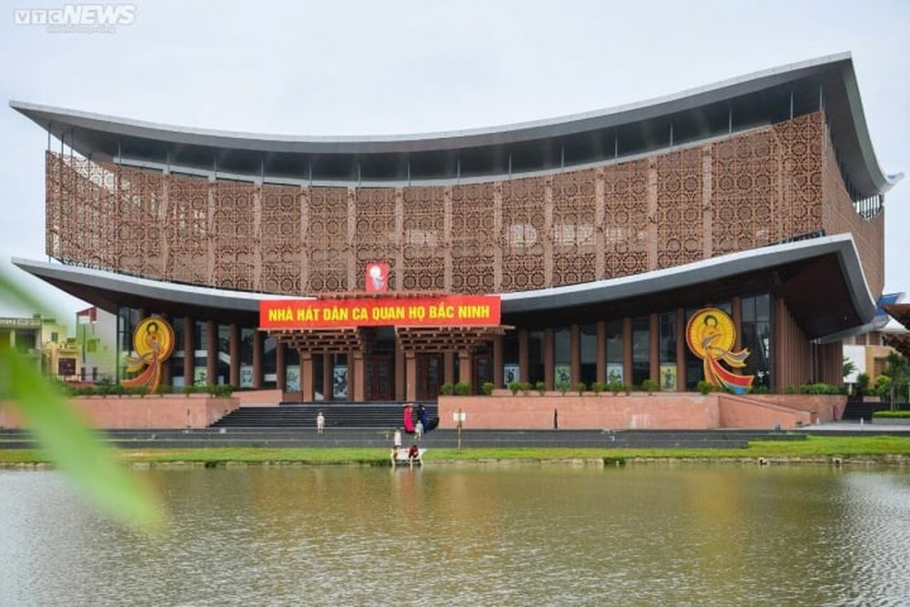 Bên trong khán phòng nhà hát có 341 ghế Đồng Kỵ gây tranh cãi ở Bắc Ninh - Ảnh 2.