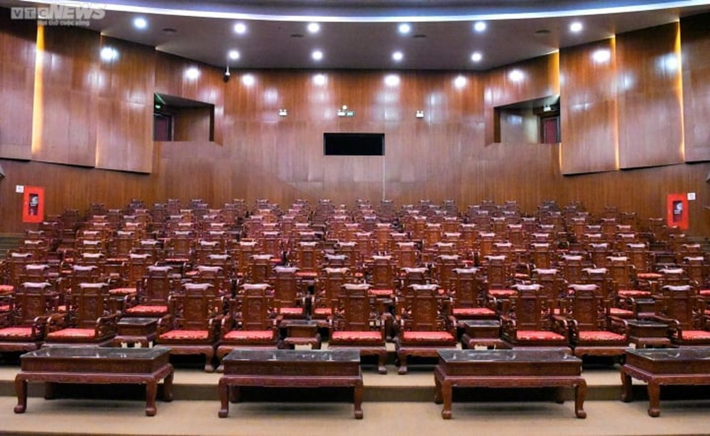 Bên trong khán phòng nhà hát có 341 ghế Đồng Kỵ gây tranh cãi ở Bắc Ninh - Ảnh 11.