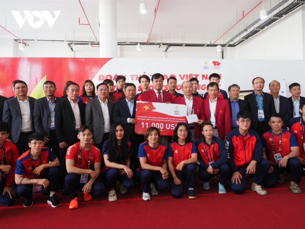Đại sứ Việt Nam tại Campuchia thăm và chúc mừng Đoàn thể thao Việt Nam dự SEA Games - Ảnh 1.