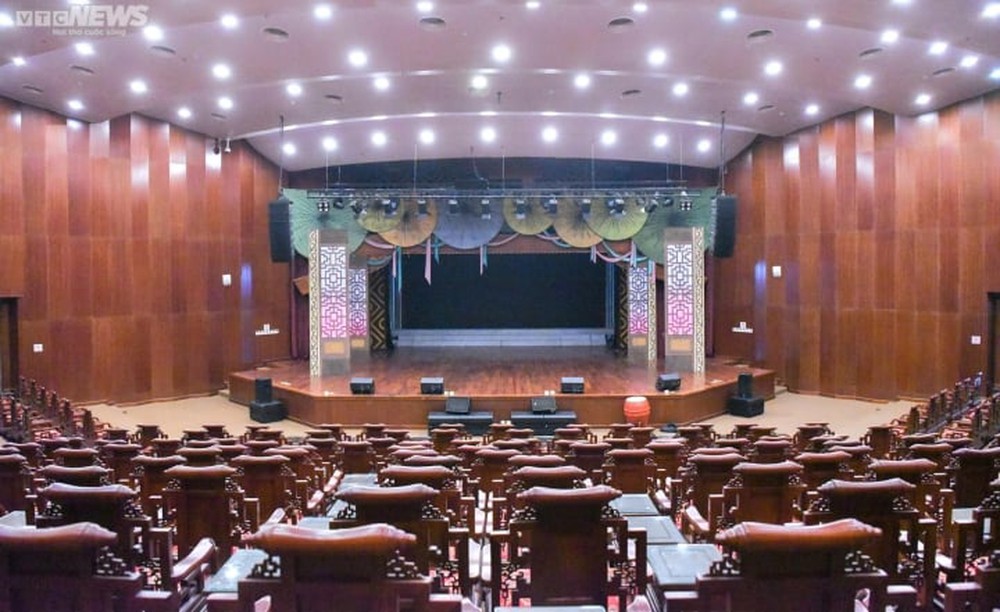 Bên trong khán phòng nhà hát có 341 ghế Đồng Kỵ gây tranh cãi ở Bắc Ninh - Ảnh 10.