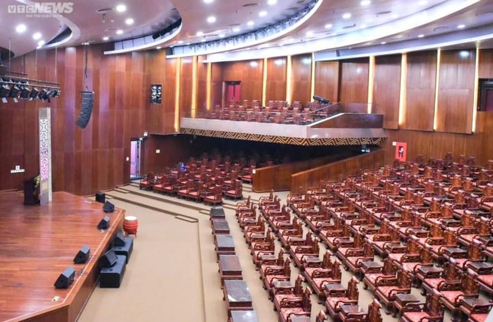 Bên trong khán phòng nhà hát có 341 ghế Đồng Kỵ gây tranh cãi ở Bắc Ninh - Ảnh 9.