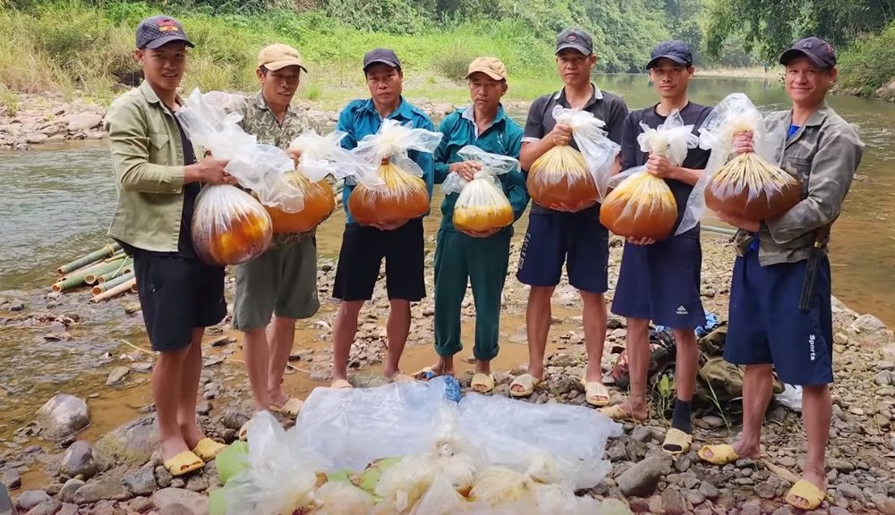 Cũng bán mật ong, nhóm người này chọn cách băng rừng, vượt thác lên thượng nguồn sông Đà để lấy được vài lít mật ong quý giá - Ảnh 1.