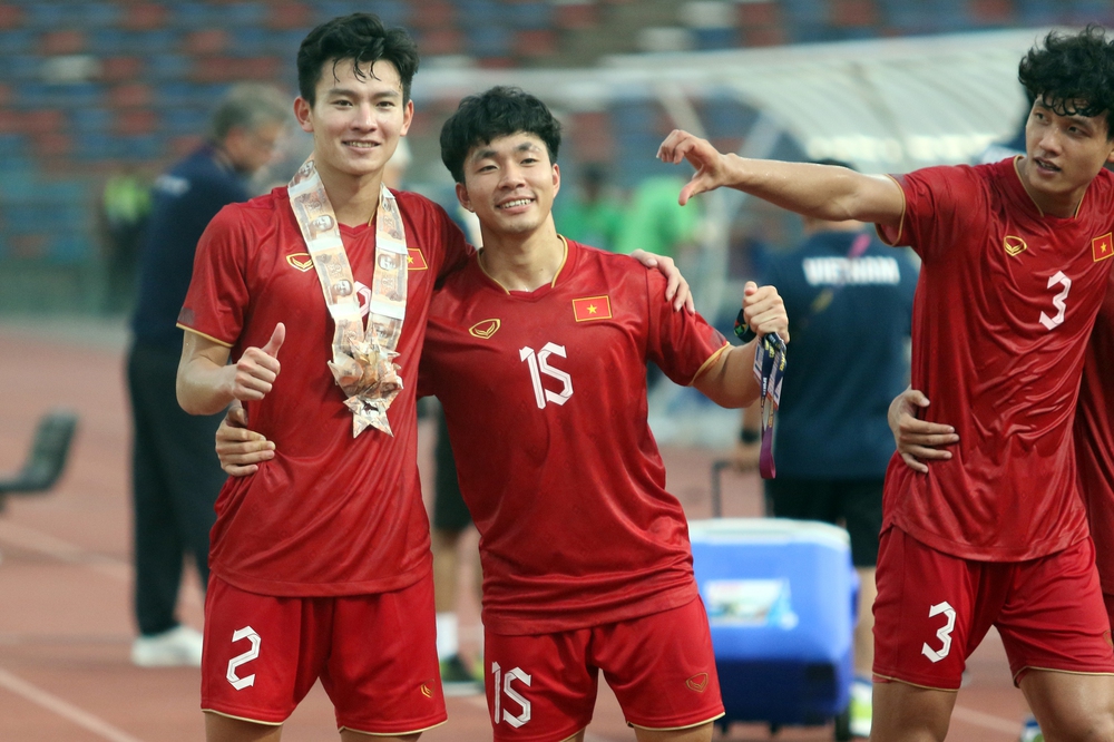 Sau trận đấu mưa nước mắt, đội trưởng U22 Việt Nam tìm lại nụ cười với món quà đặc biệt từ CĐV - Ảnh 7.