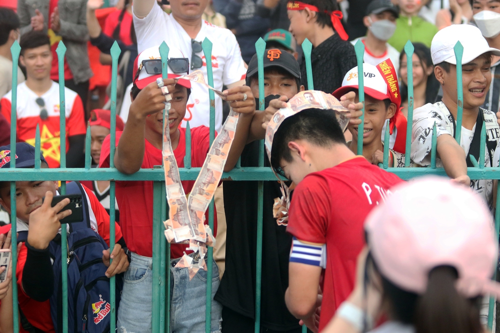 Sau trận đấu mưa nước mắt, đội trưởng U22 Việt Nam tìm lại nụ cười với món quà đặc biệt từ CĐV - Ảnh 5.