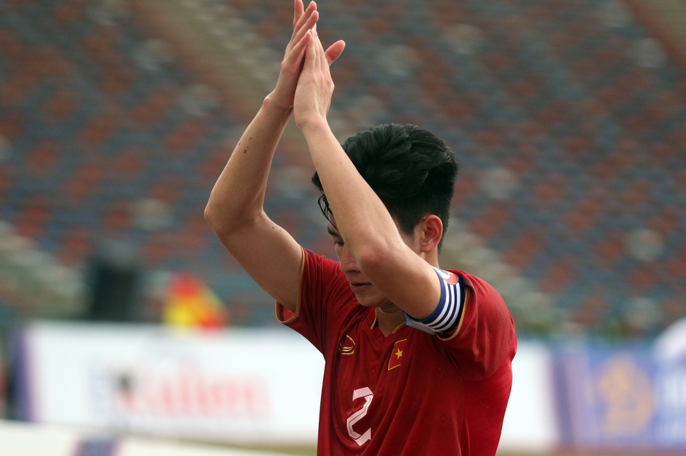 Sau trận đấu mưa nước mắt, đội trưởng U22 Việt Nam tìm lại nụ cười với món quà đặc biệt từ CĐV - Ảnh 4.