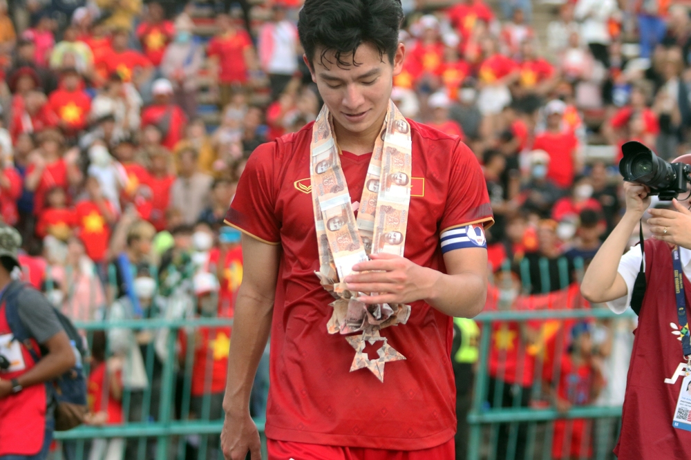 Sau trận đấu mưa nước mắt, đội trưởng U22 Việt Nam tìm lại nụ cười với món quà đặc biệt từ CĐV - Ảnh 6.
