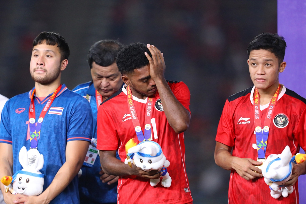 Beckham của Indonesia bật khóc nức nở trong trận chung kết kỳ lạ bậc nhất lịch sử SEA Games