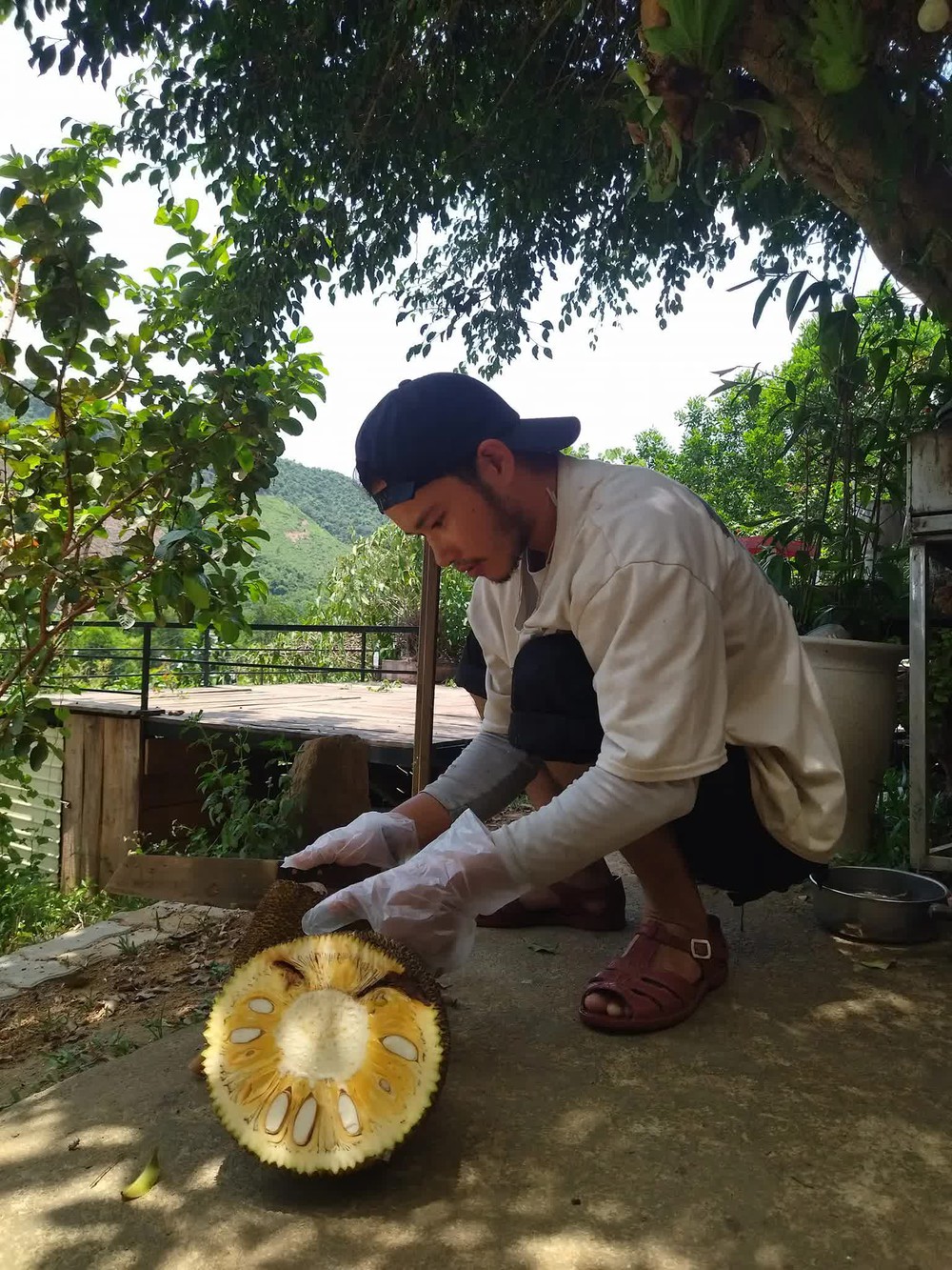 Sau 10 năm phiêu bạt, chàng trai 28 tuổi quyết định về quê khai hoang và phụng dưỡng cha mẹ già