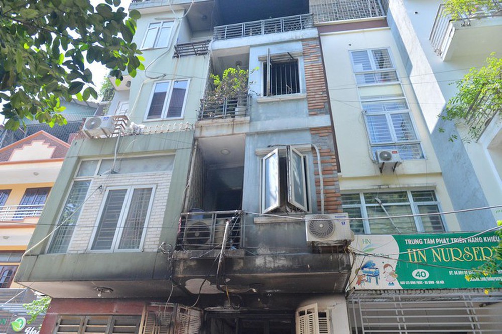 Gia đình 5 người thoát nạn sau vụ cháy nhà ở Hà Nội kể lại giây phút liều mình trèo qua lan can - Ảnh 1.