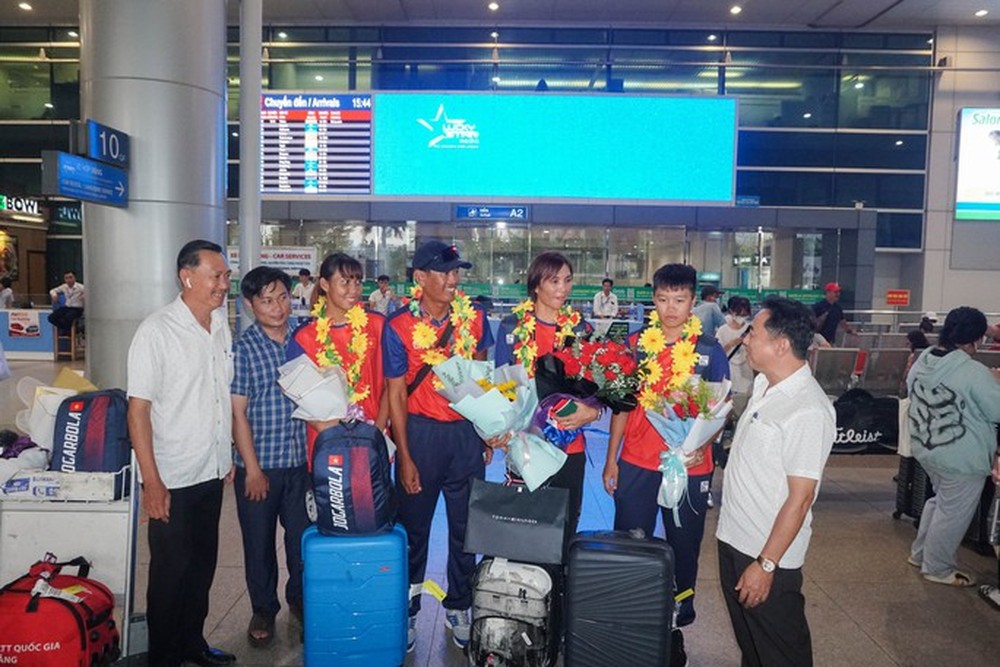 Đội tuyển U22 Việt Nam cùng nhiều đội tuyển tham gia SEA Games 32 trở về nước - Ảnh 11.