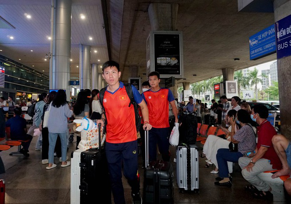 Đội tuyển U22 Việt Nam cùng nhiều đội tuyển tham gia SEA Games 32 trở về nước - Ảnh 9.