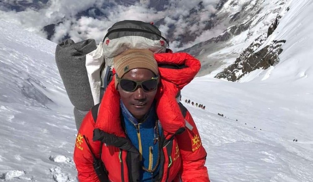 Kỷ lục thế giới 27 lần leo lên đỉnh Everest - Ảnh 1.