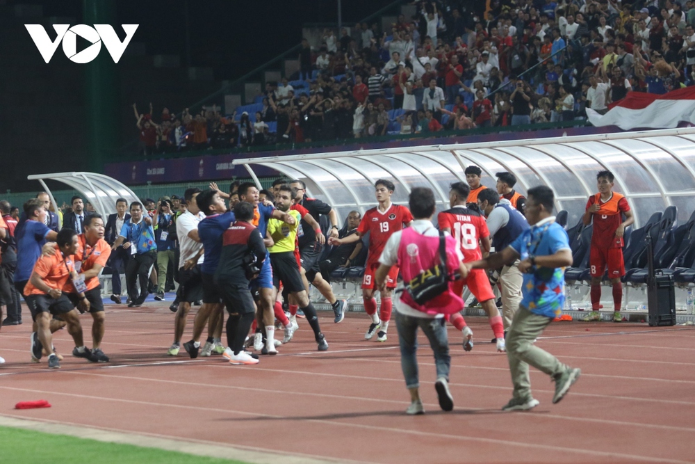 Indonesia sẽ báo cáo vụ ẩu đả ở chung kết SEA Games 32 lên FIFA - Ảnh 1.