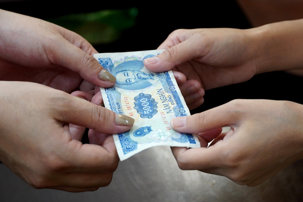 Tấm biển treo trên quán bún riêu “níu kéo” sự chú ý của người đi đường: Những bát bún 5k đầy niềm vui