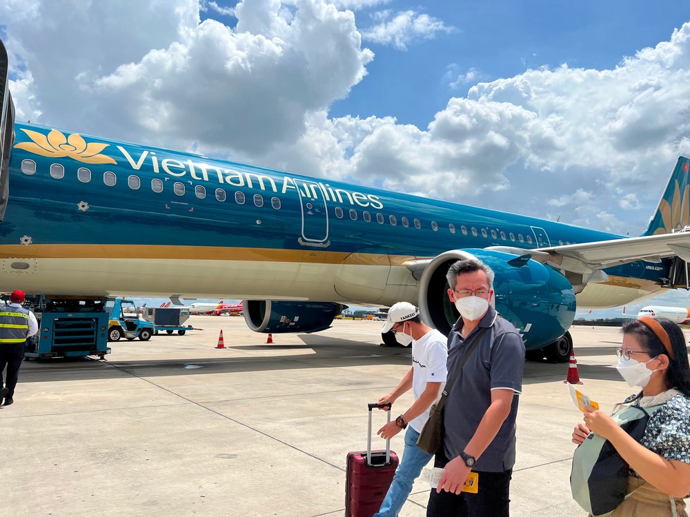 Khi hãng bay Việt Nam loay hoay thoát lỗ, hãng hàng không láng giềng thưởng 8 tháng lương do lãi lớn - Ảnh 1.