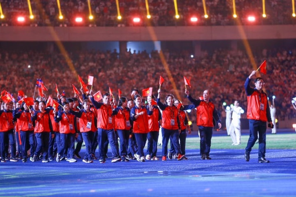 Mãn nhãn 5 phút pháo hoa rực rỡ khép lại SEA Games 32 - Ảnh 2.