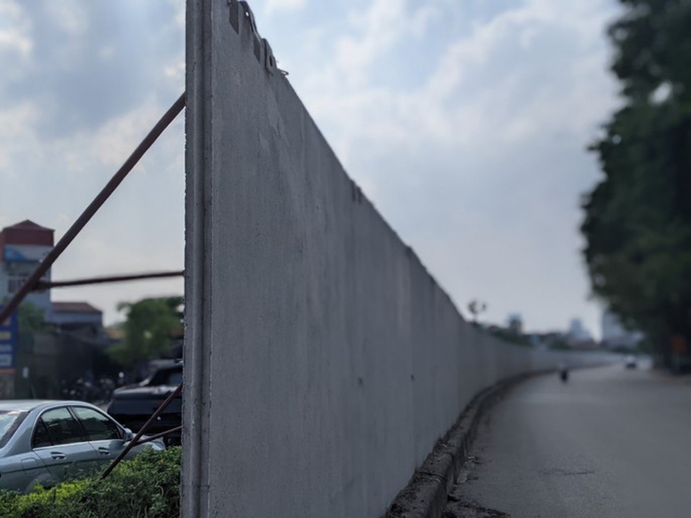 Hơn 500 m tường bêtông cao bất ngờ dựng giữa con đường đắp chiếu hơn 10 năm - Ảnh 1.
