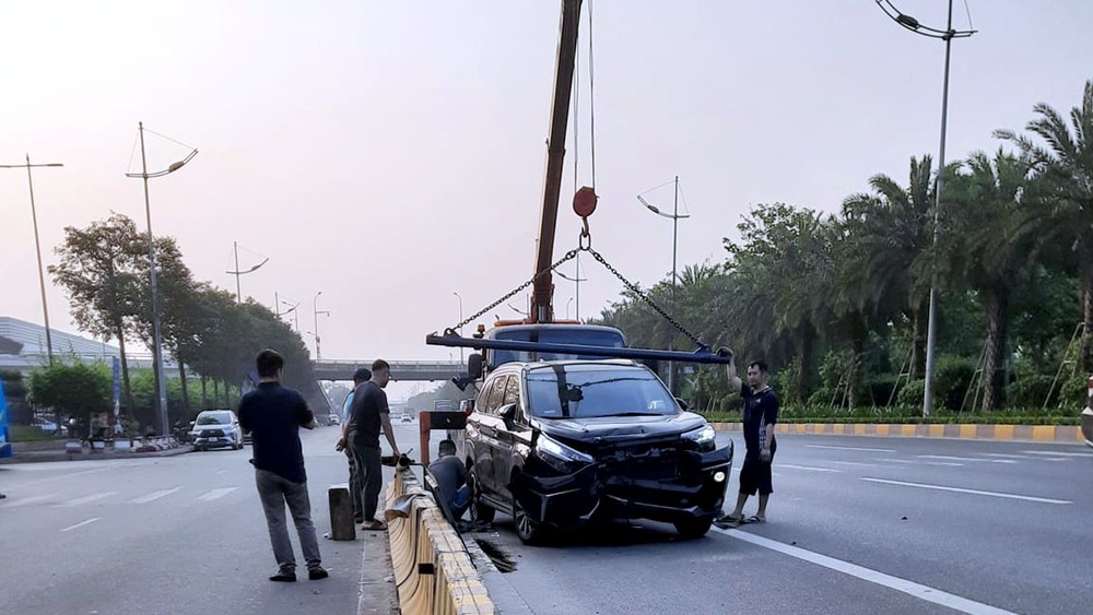 Đằng sau những bức ảnh TNGT: Sớm tinh mơ, Toyota Avanza leo dải phân cách tại sân bay Nội Bài - Ảnh 1.