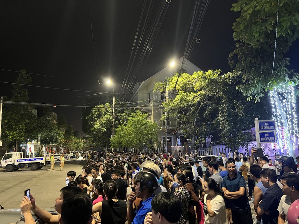 Cảnh sát phong tỏa khu vực nhà cựu Bí thư Lào Cai: Người dân đứng chật đường theo dõi diễn biến - Ảnh 2.