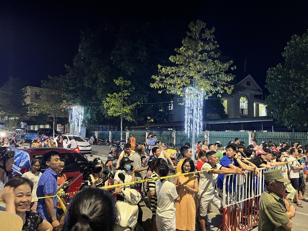 Cảnh sát phong tỏa khu vực nhà cựu Bí thư Lào Cai: Người dân đứng chật đường theo dõi diễn biến - Ảnh 3.