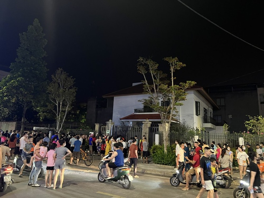 Cảnh sát phong tỏa khu vực nhà cựu Bí thư Lào Cai: Người dân đứng chật đường theo dõi diễn biến - Ảnh 6.